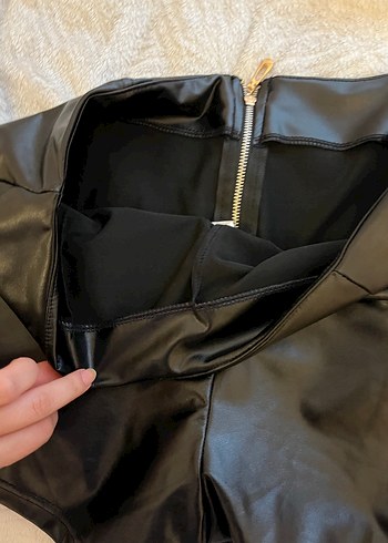 Kadın Siyah Parlak Deri Mini Şort - Görsel 3