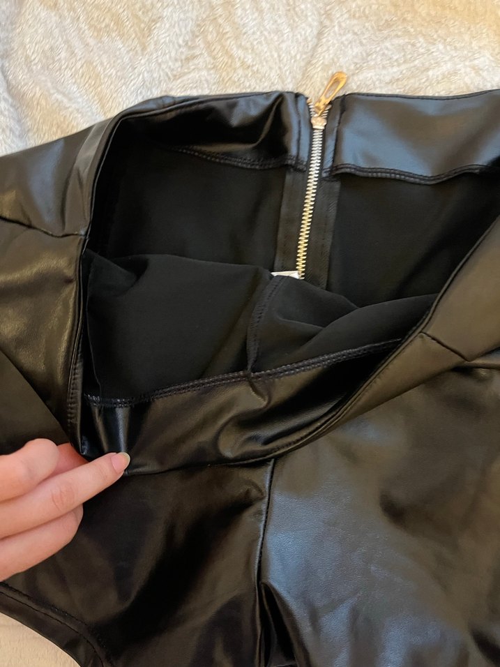 Kadın Siyah Parlak Deri Mini Şort - Görsel 3