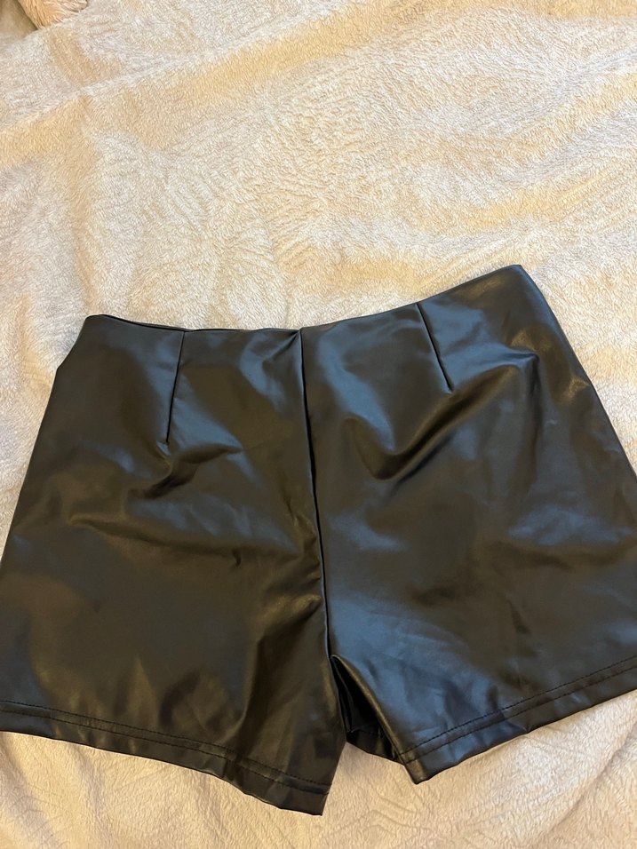 Kadın Siyah Parlak Deri Mini Şort - Görsel 2