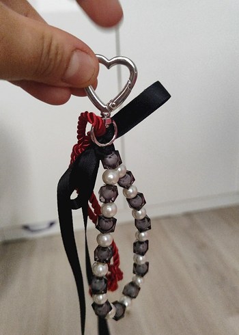Gri ve Kırmızı Boncuklu Gotik Anahtarlık