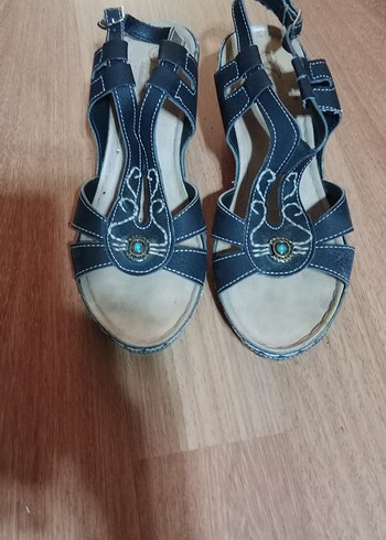 Nakışlı Kadın Dolgu Topuklu Sandalet