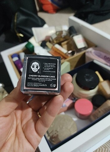 Huda Beauty Huda Chery blossom cake pudra