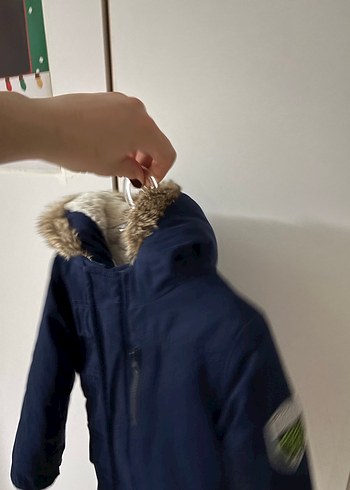 Erkek Çocuk Mavi Kürklü Kapüşonlu Mont - Görsel 2