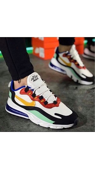 Renkli spor ayakkabı