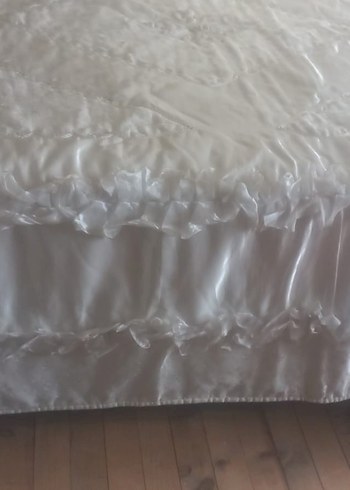 İşlemeli Beyaz Parlak Yatak Örtüsü - Görsel 2