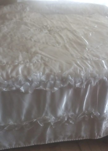 İşlemeli Beyaz Parlak Yatak Örtüsü - Görsel 4