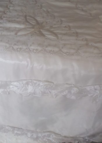 İşlemeli Beyaz Parlak Yatak Örtüsü - Görsel 3
