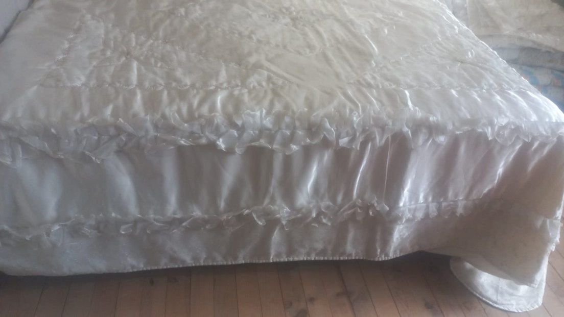 İşlemeli Beyaz Parlak Yatak Örtüsü - Görsel 2