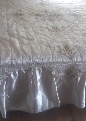 İşlemeli Parlak Beyaz Yatak Örtüsü - Görsel 2