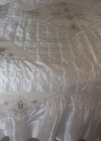 İşlemeli Parlak Beyaz Yatak Örtüsü - Görsel 3