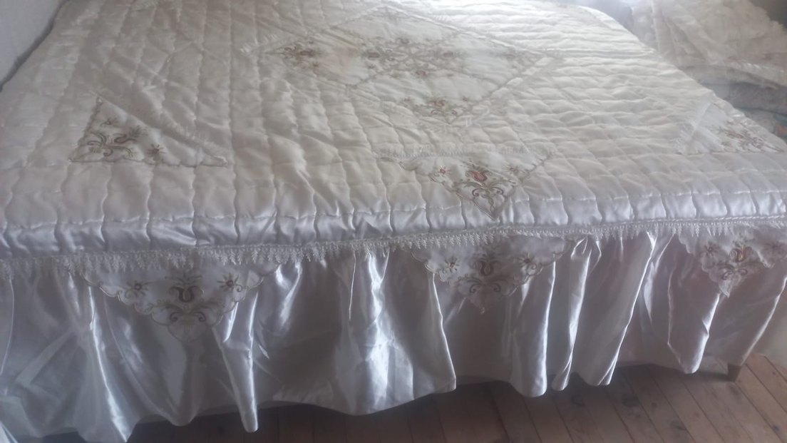 İşlemeli Parlak Beyaz Yatak Örtüsü - Görsel 2