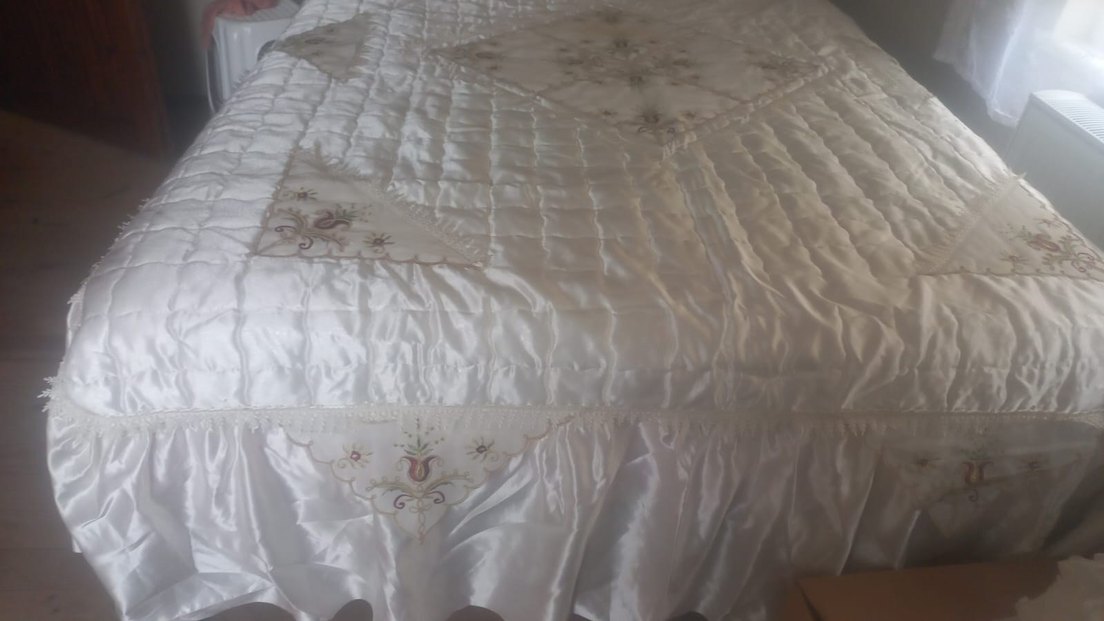 İşlemeli Parlak Beyaz Yatak Örtüsü - Görsel 3