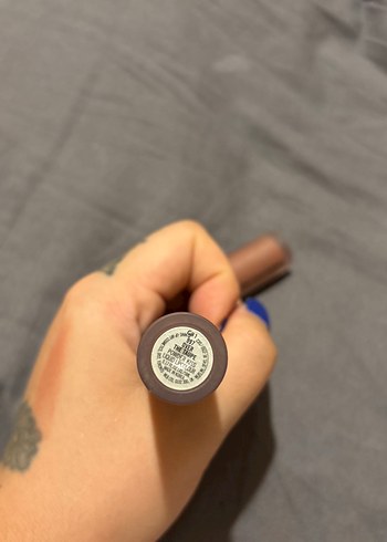 MAC Toz Kiss Sıvı Ruj - Koyu Bej - Görsel 2