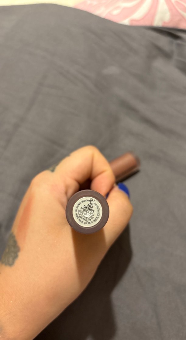 MAC Toz Kiss Sıvı Ruj - Koyu Bej - Görsel 2