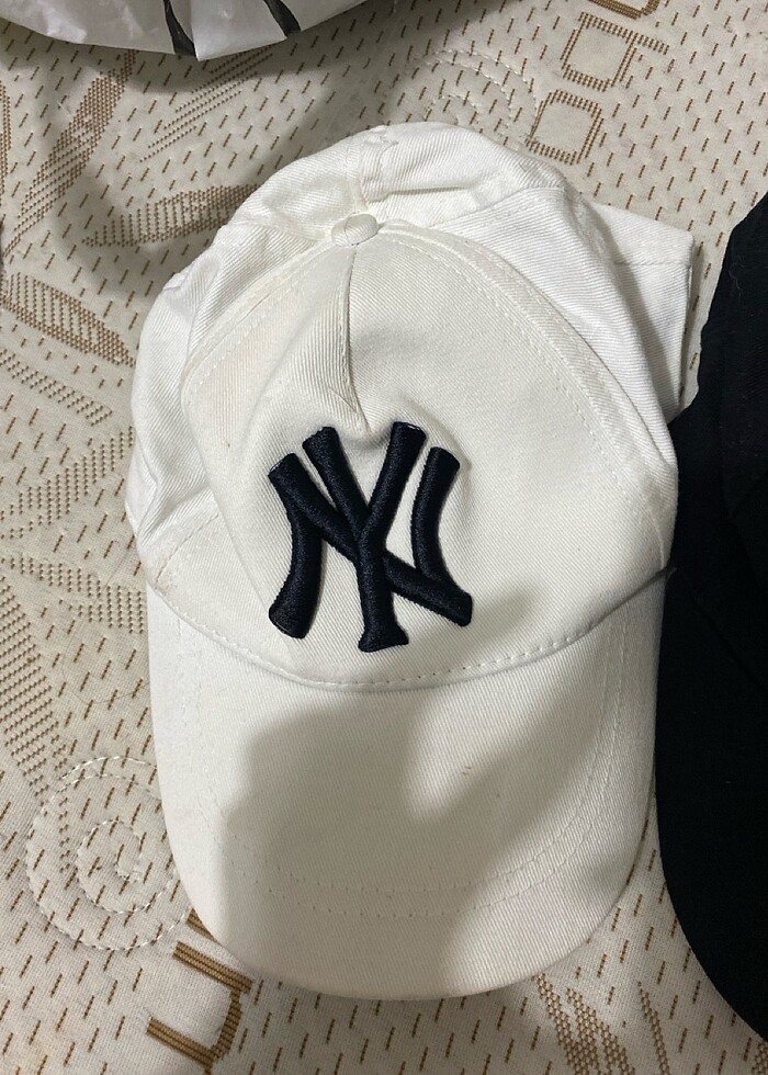 İki tane ny şapka - Görsel 3