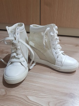 beyaz dolgulu spor ayakkabı