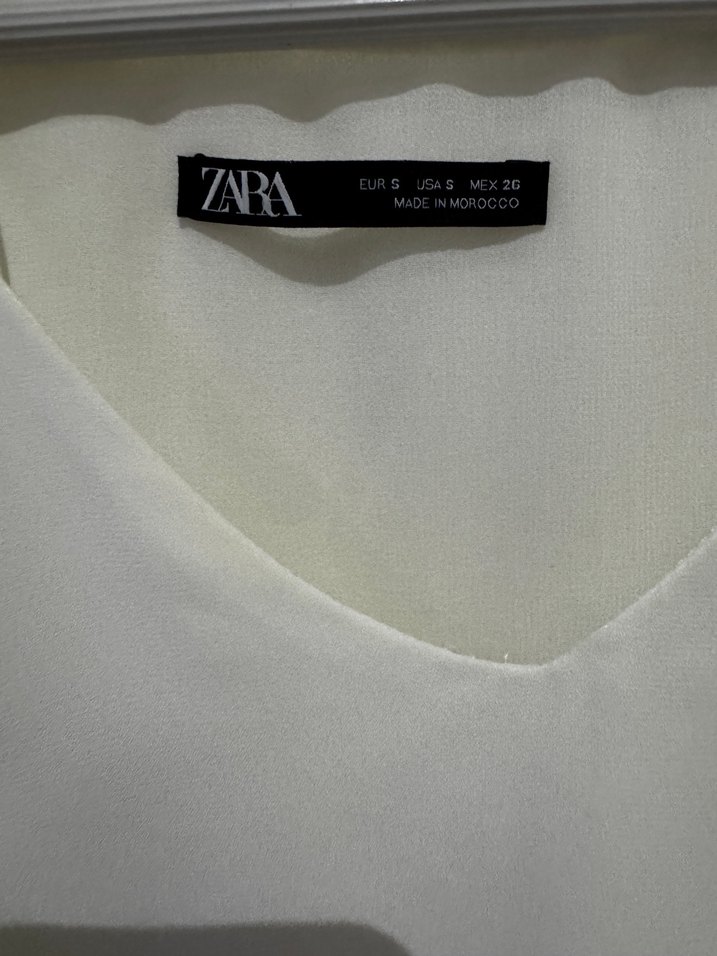 Beyaz V Yakalı Kolsuz Bluz - Görsel 4