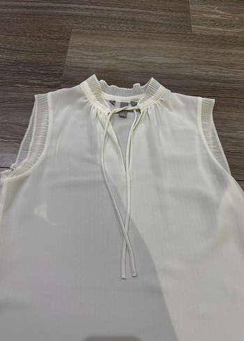 Beyaz Piliseli V Yakalı Kolsuz Bluz - Görsel 2