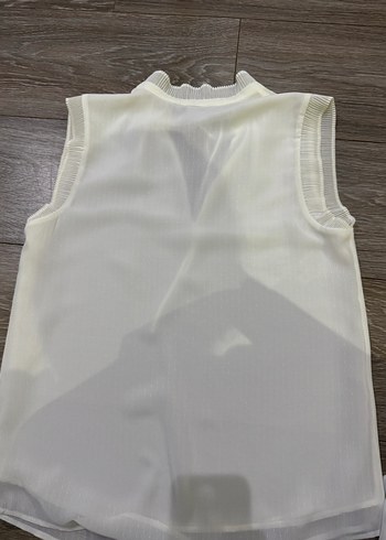 Beyaz Piliseli V Yakalı Kolsuz Bluz - Görsel 4