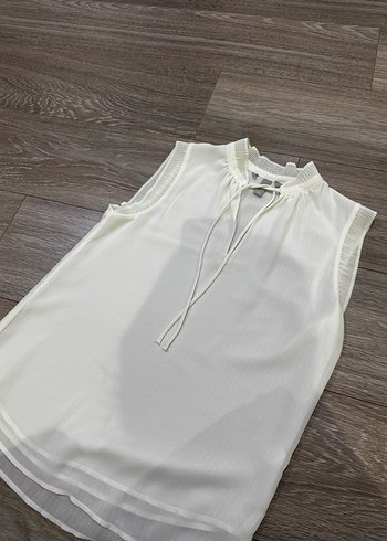 Beyaz Piliseli V Yakalı Kolsuz Bluz - Görsel 3