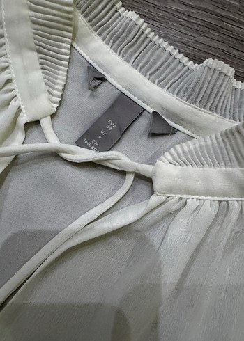 Beyaz Piliseli V Yakalı Kolsuz Bluz - Görsel 5