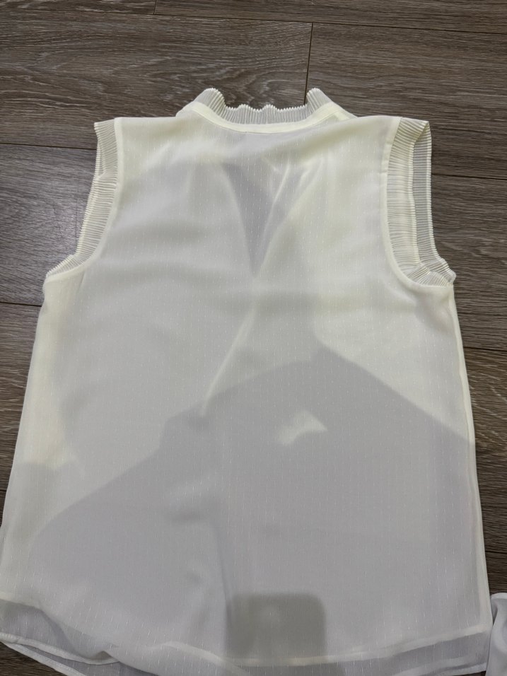 Beyaz Piliseli V Yakalı Kolsuz Bluz - Görsel 4