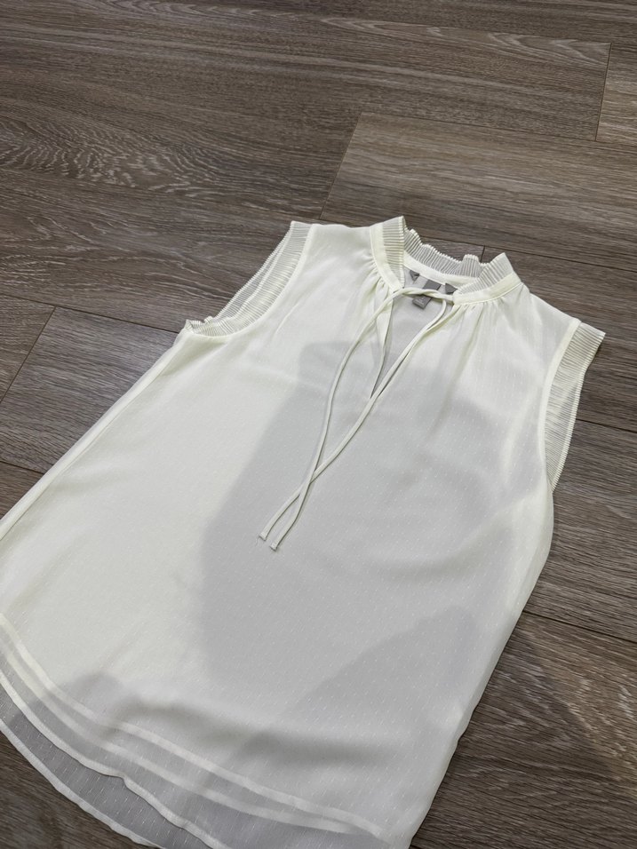 Beyaz Piliseli V Yakalı Kolsuz Bluz - Görsel 3
