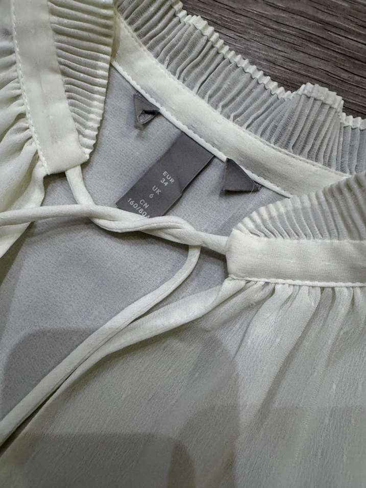 Beyaz Piliseli V Yakalı Kolsuz Bluz - Görsel 5