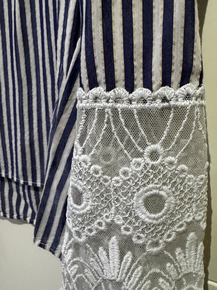 Dantel detaylı çizgili bluz - Görsel 3