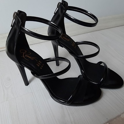 Siyah ince bantlı topuklu ayakkabı 