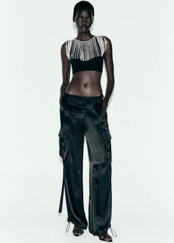 zara Pullu Siyah V Yaka Kısa Crop Top - Görsel 3