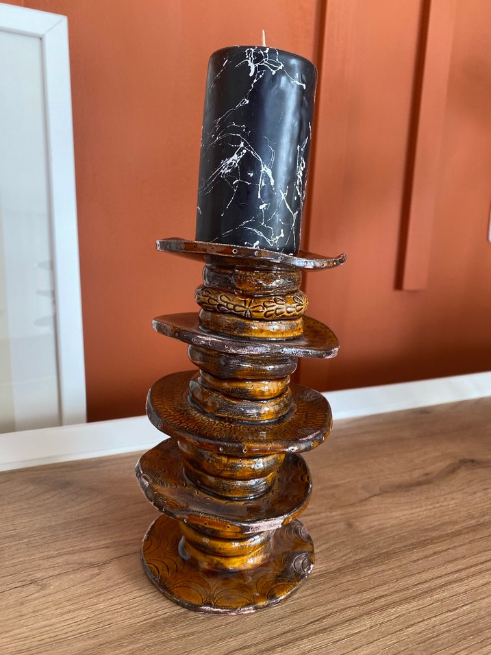 Kahverengi Ahşap Mumluk ve Siyah Mum - Görsel 2