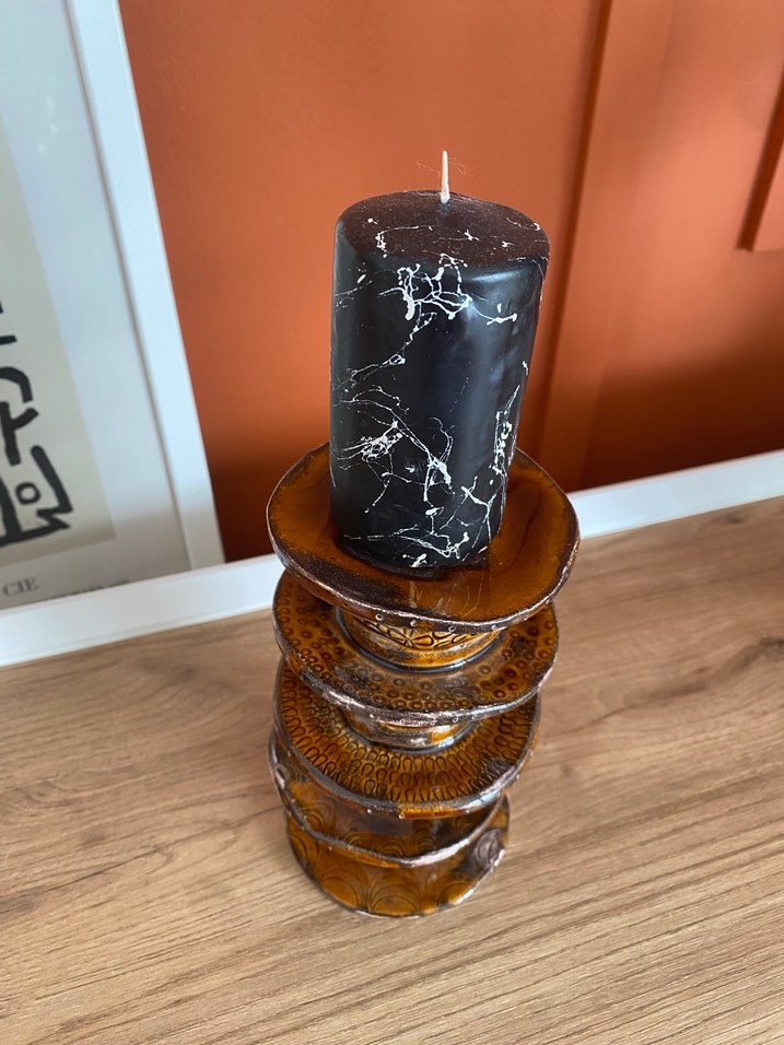 Kahverengi Ahşap Mumluk ve Siyah Mum - Görsel 3