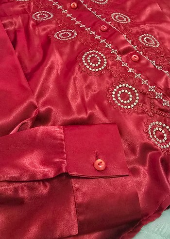 Düğmeli Kırmızı Saten Nakışlı Kadın Gömlek - Görsel 5