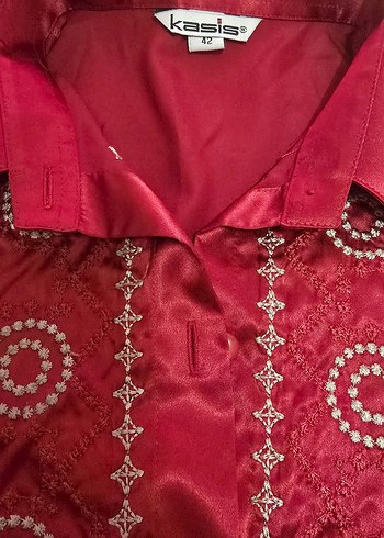 Düğmeli Kırmızı Saten Nakışlı Kadın Gömlek - Görsel 3