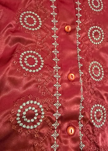 Düğmeli Kırmızı Saten Nakışlı Kadın Gömlek - Görsel 4