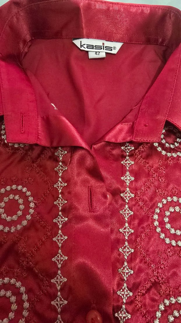 Düğmeli Kırmızı Saten Nakışlı Kadın Gömlek - Görsel 3