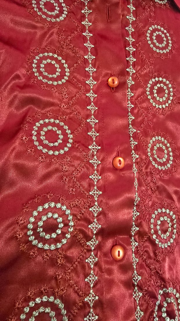 Düğmeli Kırmızı Saten Nakışlı Kadın Gömlek - Görsel 4