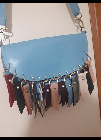 Çapraz askılı kol çantası