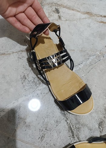 Siyah Parlak Kadın Sandalet