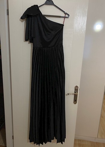 Siyah Tek Omuz Piliseli Uzun Elbise - Görsel 2