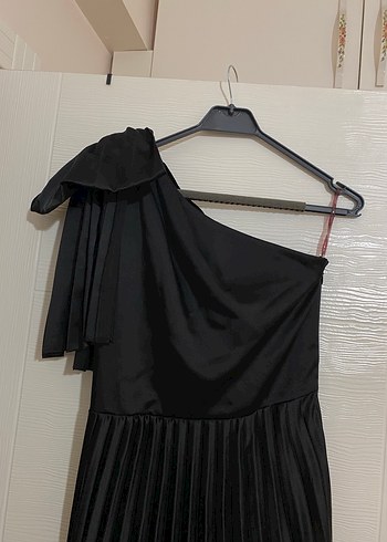 Siyah Tek Omuz Piliseli Uzun Elbise - Görsel 3