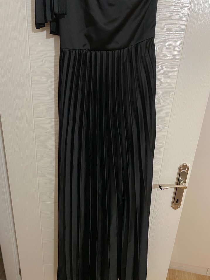 Siyah Tek Omuz Piliseli Uzun Elbise - Görsel 4