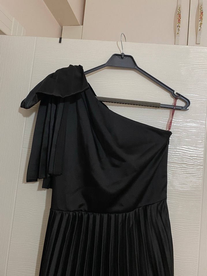 Siyah Tek Omuz Piliseli Uzun Elbise - Görsel 3