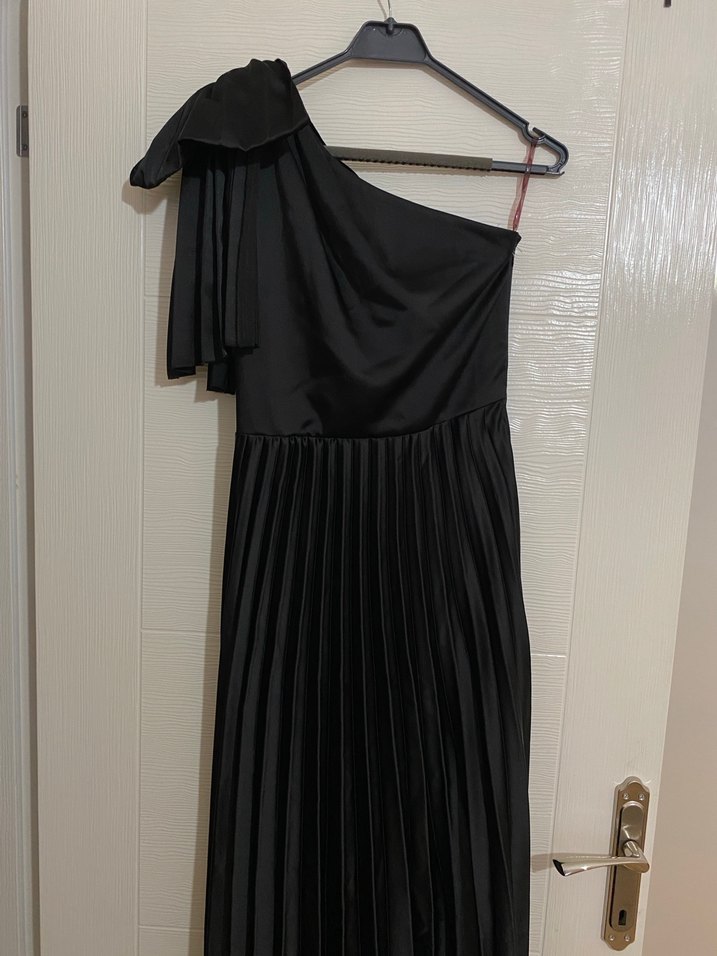 Siyah Tek Omuz Piliseli Uzun Elbise - Görsel 5