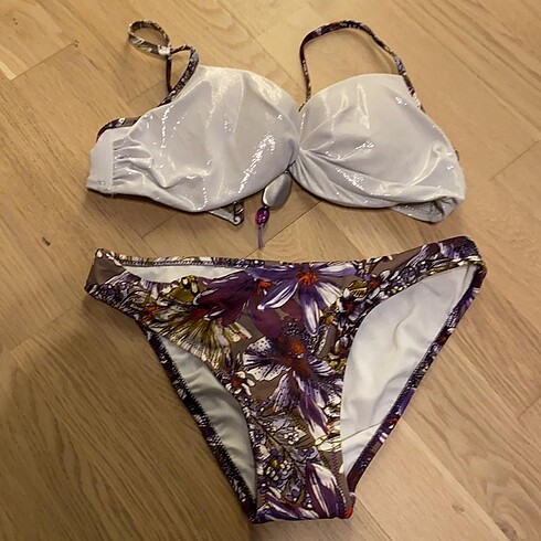 Çiçek desenli bikini