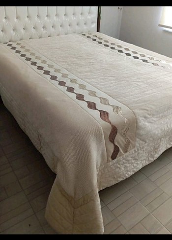 İşlemeli krem Parlak Yatak Örtüsü - Görsel 2