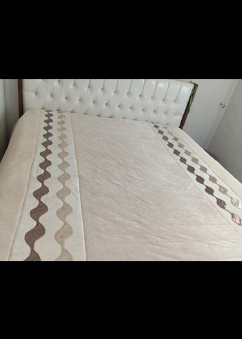 İşlemeli krem Parlak Yatak Örtüsü - Görsel 3