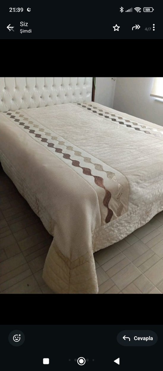 İşlemeli krem Parlak Yatak Örtüsü - Görsel 2