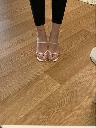 Elle beyaz sandalet